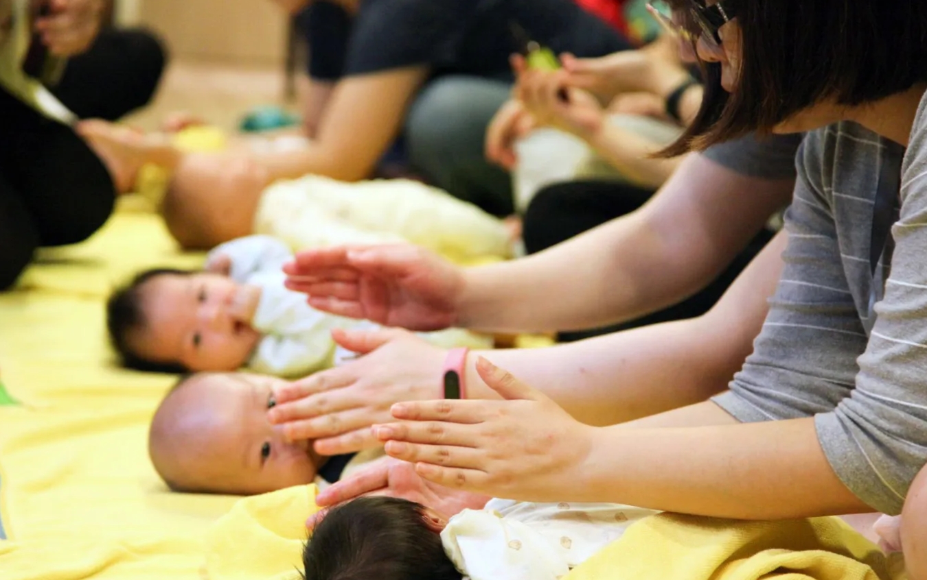 藍田產後護理之家也提供寶寶按摩課程，加強親子關係。（圖片來源：藍田產後護理之家）