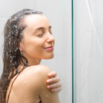 不少女生會在淋浴的時候，順便小便。(圖片來源／canva)