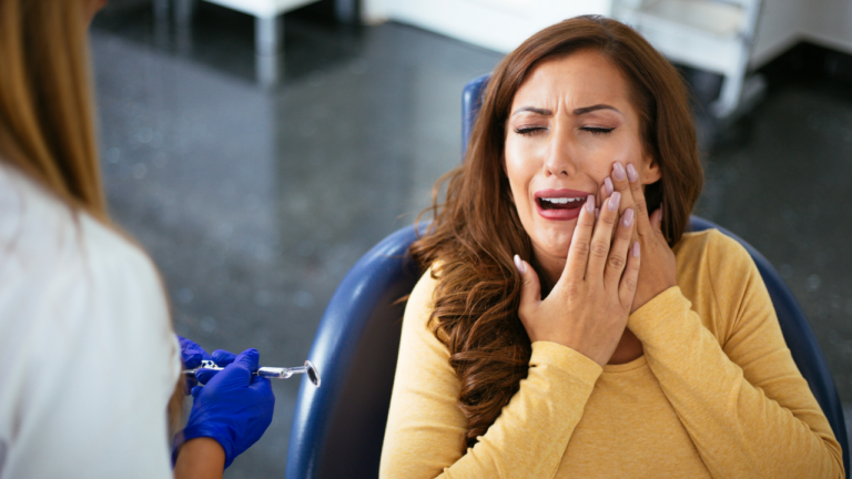 女人懷孕還得面對牙齦發炎等口腔問題。圖片來源/canva