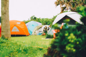 去年活動移師北海岸半島秘境，結合露營活動全心沈浸音樂與綠意（圖片來源：Organik Festival）