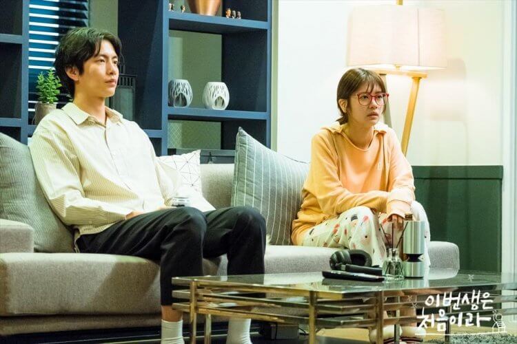 研究證實夫妻情侶一起看電影「有助伴侶關係更親密」。（圖片來源：tvN）