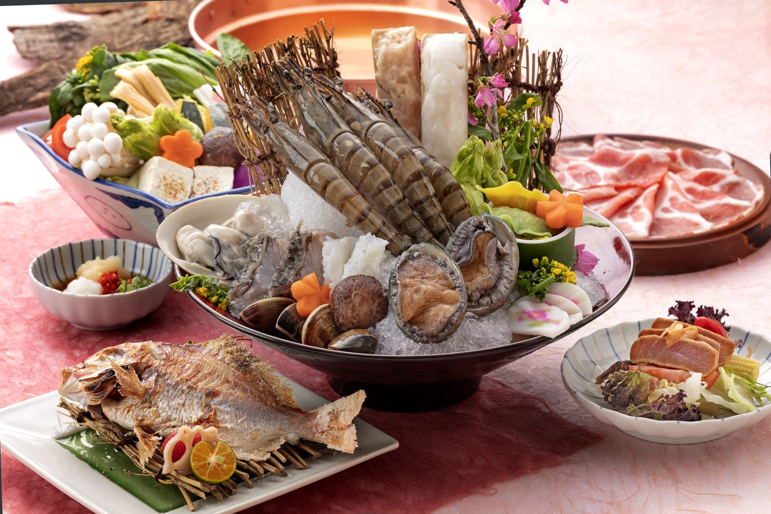春季首款綠食概念鍋「根島生態蝦雙人鍋肴」（圖片來源：欣葉SHABU SHABU）
