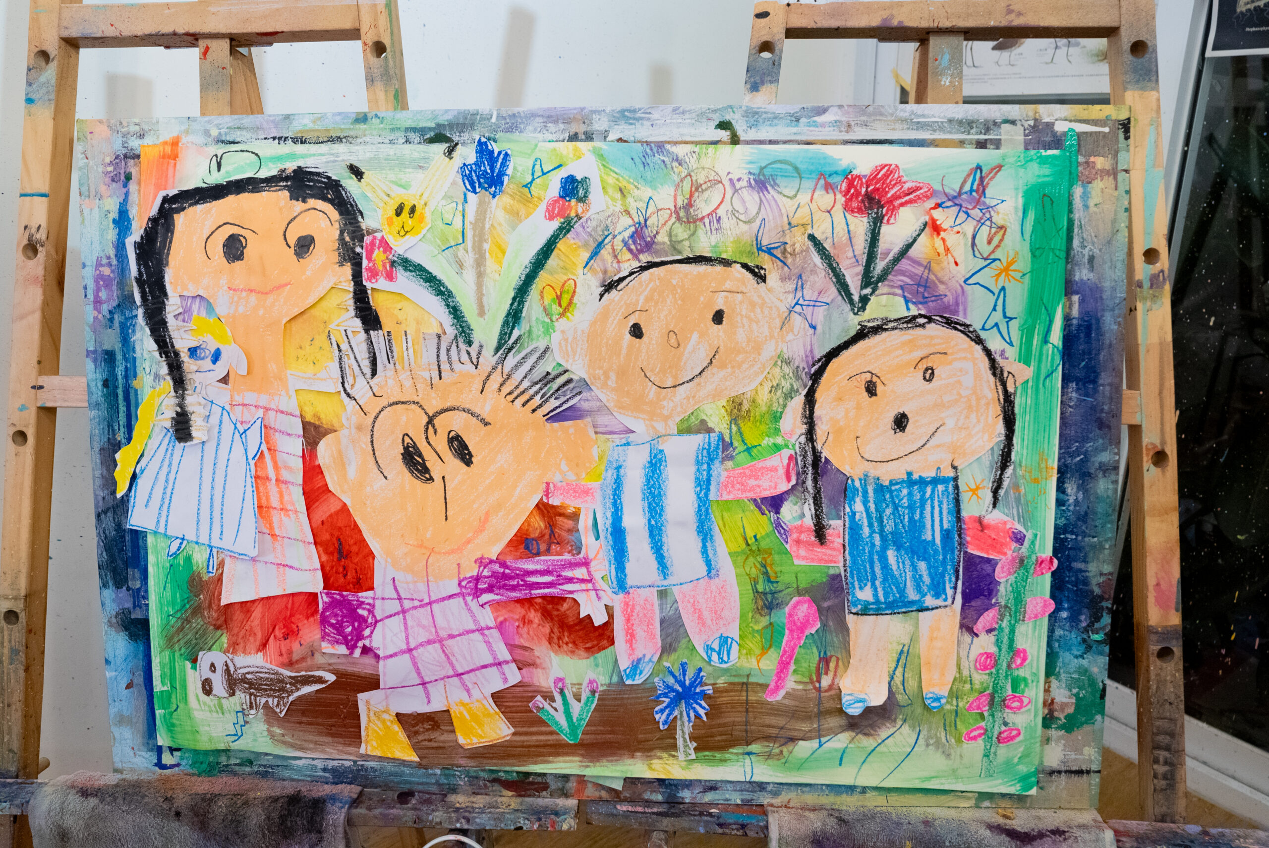 林宥嘉兒子酷比和女兒 Pippi 畫的全家福。（圖片來源：華研國際 提供）