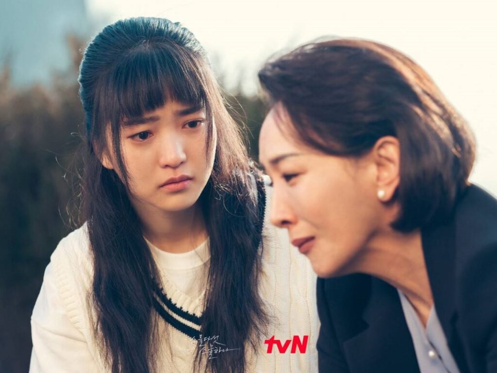 媽媽是最強大的後盾。（圖片來源：tvN drama FB）
