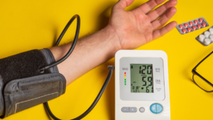 定期測量血壓，才能觀測自身的健康狀況。（圖片來源／canva）