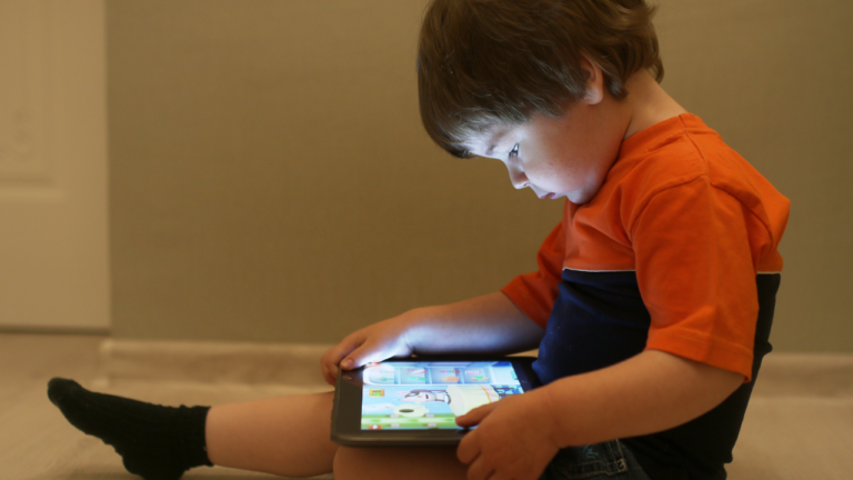 許多家長都會利用3C平板來哄小孩。（圖片來源／canva）