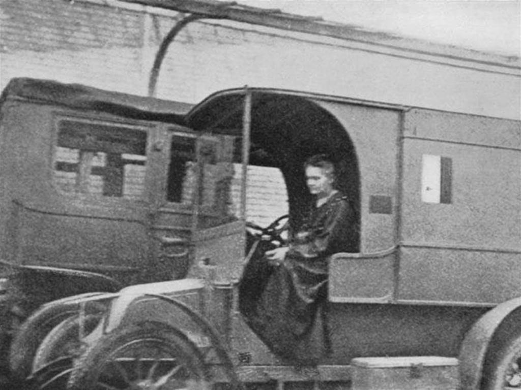「居禮夫人」瑪麗亞·斯克沃多夫斯卡與Ｘ光車。（圖片來源：Wikipedia）