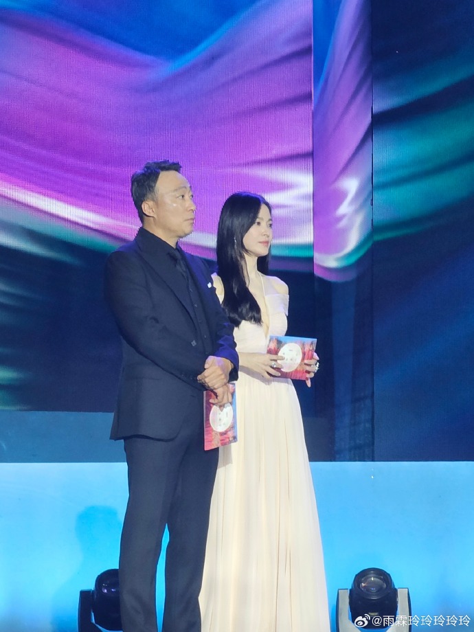 宋慧喬和去年視帝李聖旻一起擔任頒獎嘉賓。(圖片來源／微博)