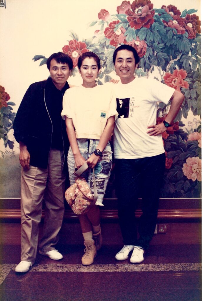 1990年8月，張藝謀特別穿上《悲情城市》T恤，迎接前來北京的侯孝賢導演，一起討論合作《大紅燈籠高高掛》／攝影 褚明仁