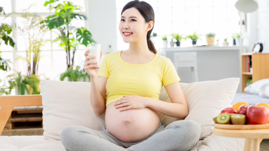 黃榆鈞院長表示，不建議孕婦靠喝牛奶補鈣。圖片來源/canva