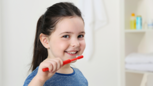 孩子開始學習刷牙時，都需要父母從旁協助。圖片來源／canva