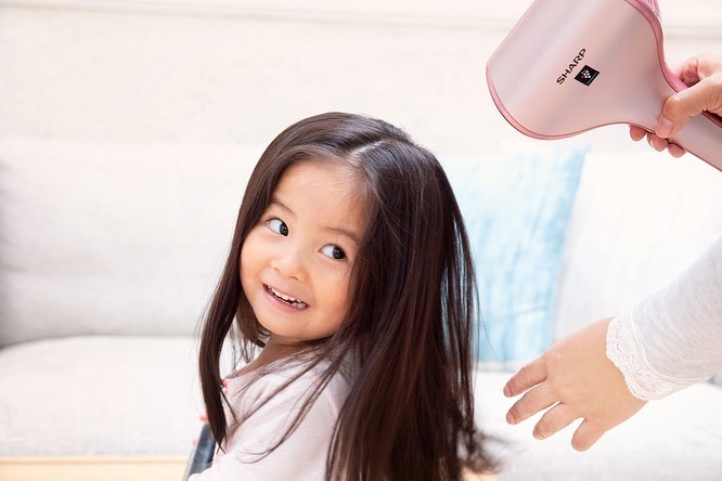 日本超萌「炸毛寶寶」6歲了！招牌爆炸頭消失，變身長髮小淑女。（圖片來源：IG@babychanco）