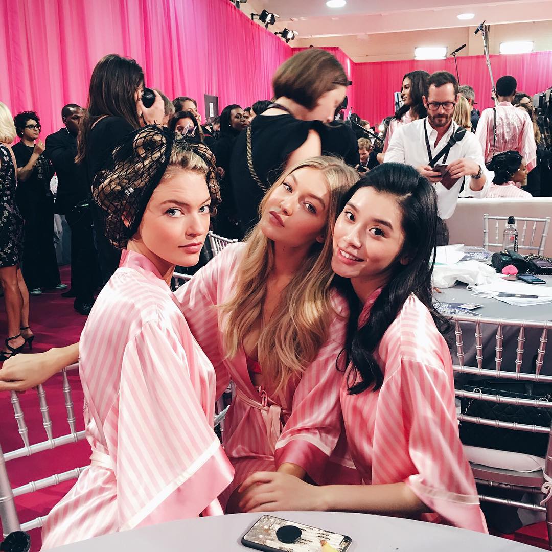 奚夢瑤與其他維密超模。(圖片來源:IG@mingxi11)