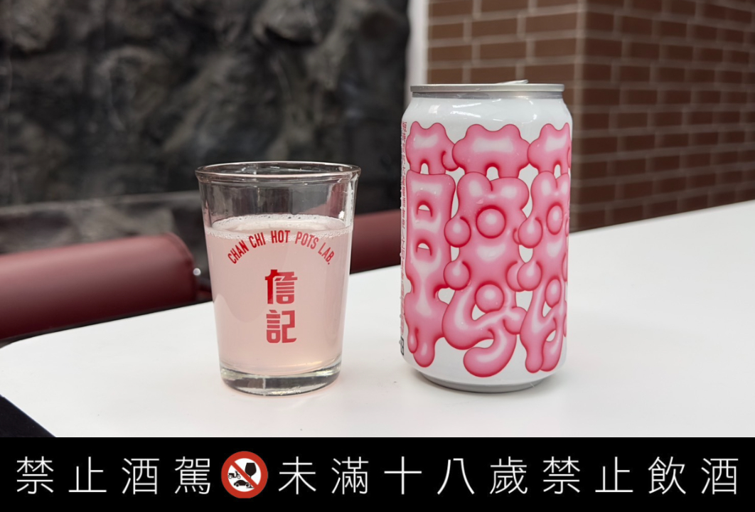 開幕攜手「臺虎精釀啤酒」聯名推出限定飲品「草莓莓有派對」（圖：彭郁庭拍攝）