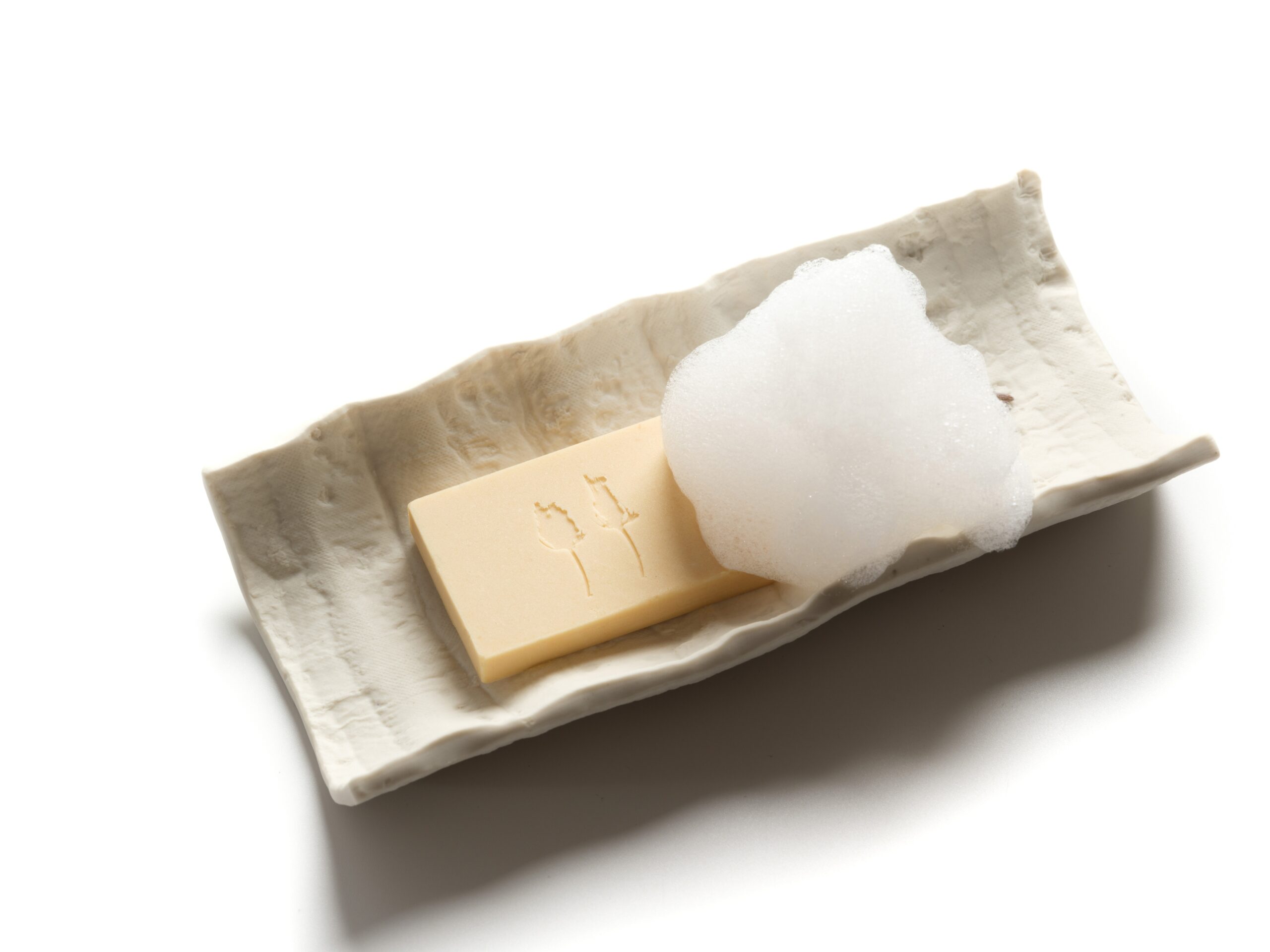 甜點「SOAP BAR」外形如肥皂，以蛋白霜、太妃糖、奶油與牛奶製成，再加入萃取薰衣草、玫瑰跟香茅的汁液（圖：慕舍酒店）