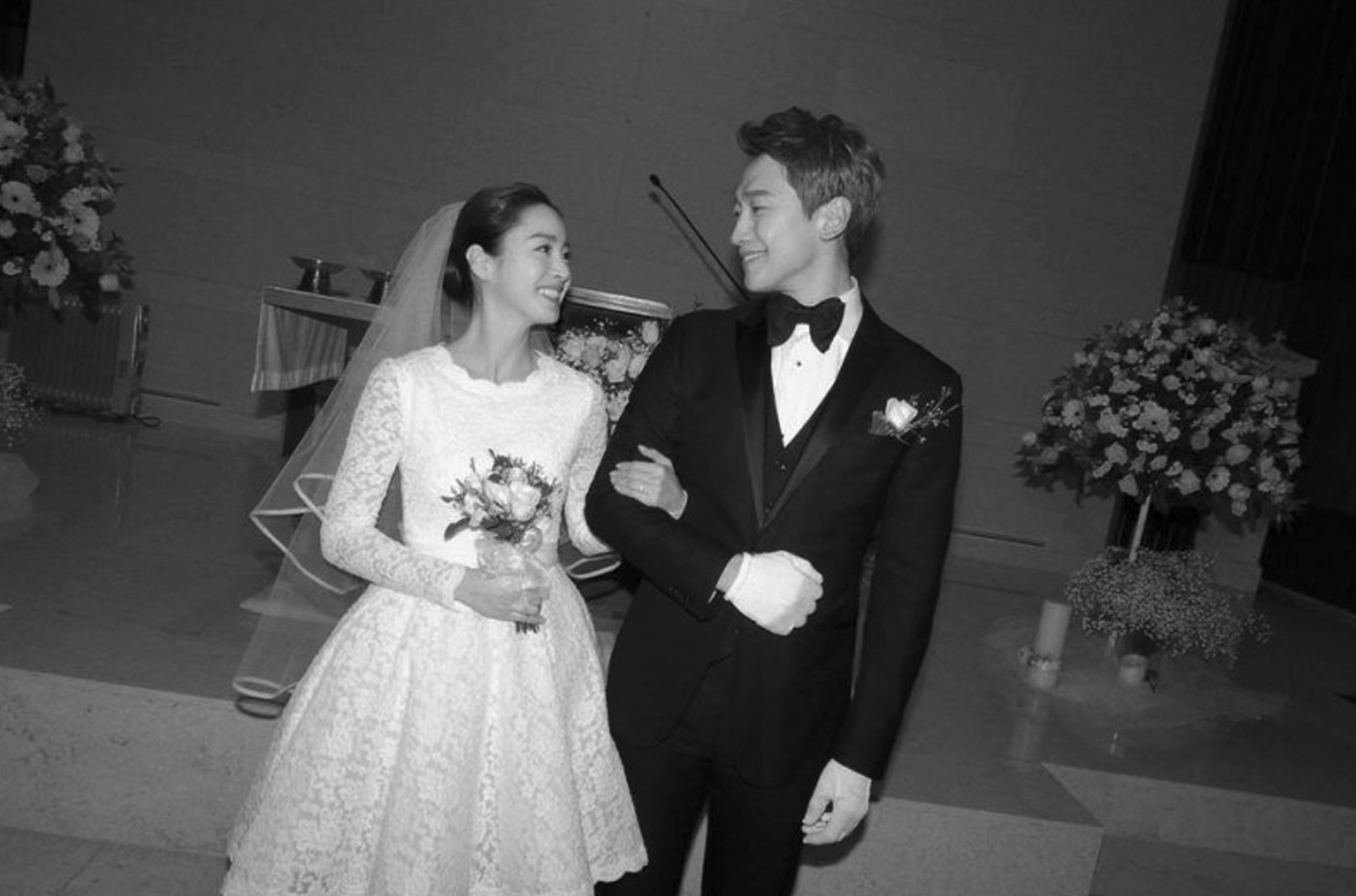 金泰希結婚穿上自己設計的婚紗，與老公 Rain 步入禮堂（圖：IG@rain_oppa）