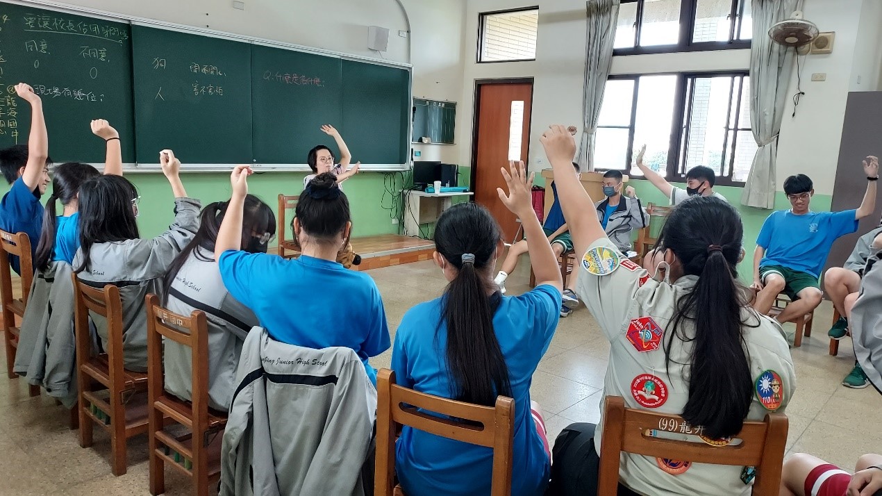 翻轉課堂中,學生們積極參與邏輯思考對話,展現出對新知的好奇心。他們踴躍提問,同時認真聆聽同學的觀點,共同探索學習的深度。(圖/海博教育文化協會)