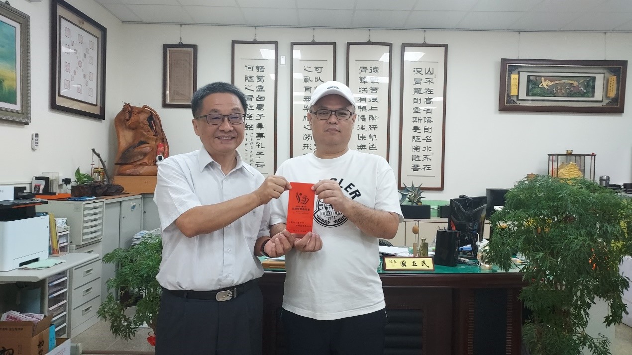海博教育文化協會創辦人林世其(右)代表金緯教育基金會,向龍井國中國立民校長(左)致贈活動贊助金,支持教育創新活動。(圖/海博教育文化協會)