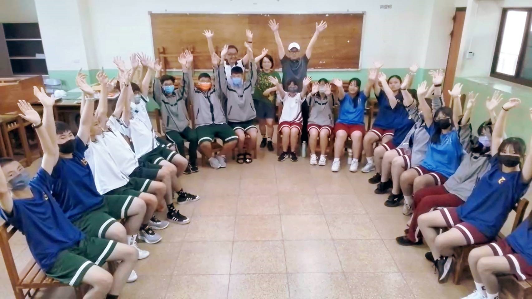 海博教育文化協會創辦人、龍井國中校長、講師以及學生們在課程結束後歡笑合影,感謝牛耳文教基金會、中龍鋼鐵、守葳美學、金緯教育基金會、晨悅健檢和誼冠鋼品等贊助單位的鼎力支持。(圖/海博教育文化協會)