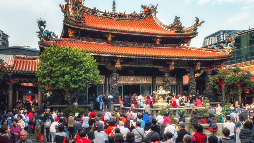 台灣人喜歡祭祀拜拜，也很愛求神拜佛。（圖片來源／canva）
