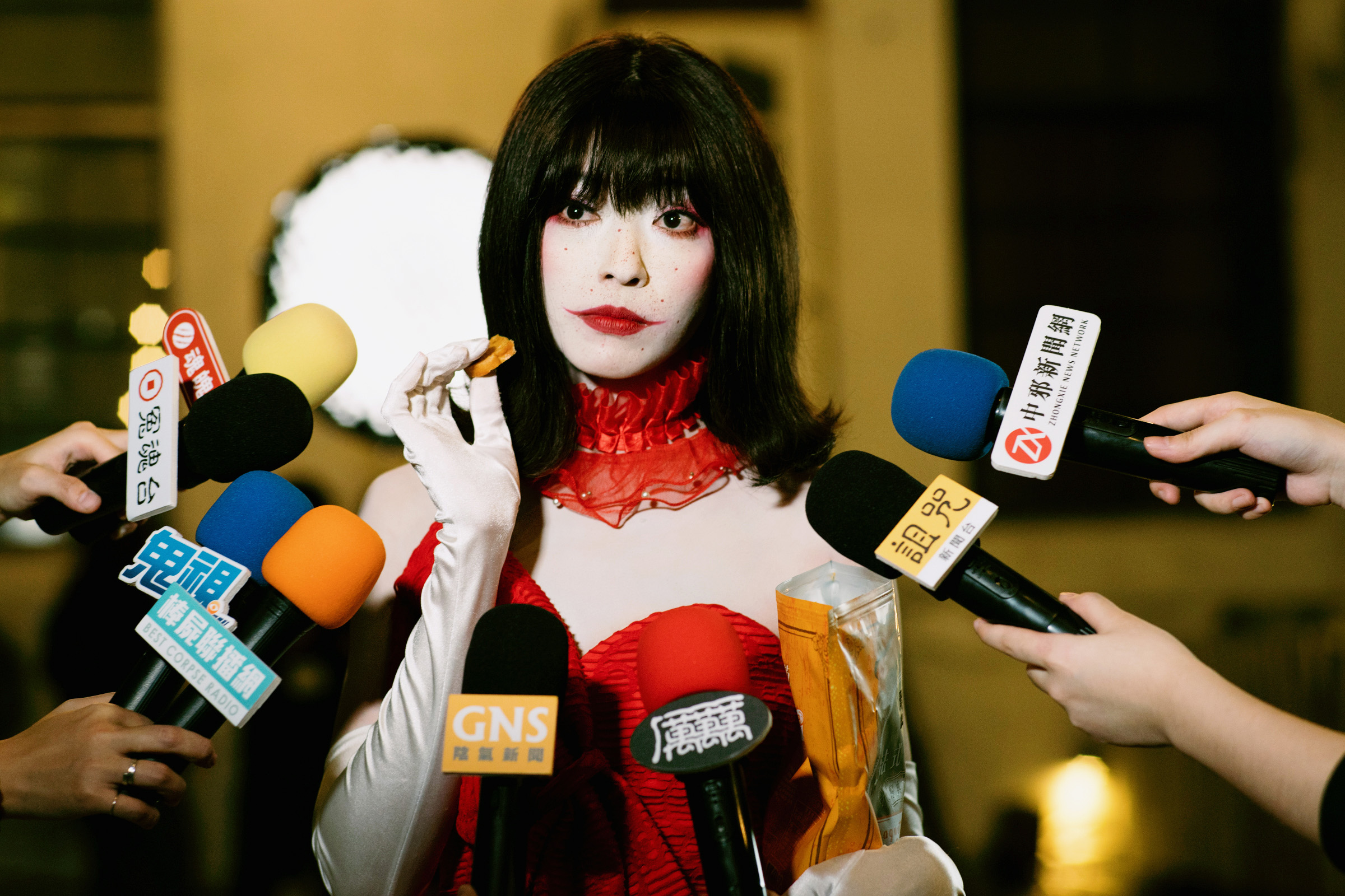 姚以緹飾演新生代女鬼天后「潔西卡」。（圖片來源：牽猴子 提供）