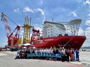 圖/森崴能源打造的「巨人號」4,000噸重吊船順利抵達台灣。 森崴能源打造的「巨人號」（Hercules）重吊船抵台合照。(森崴能源 提供)