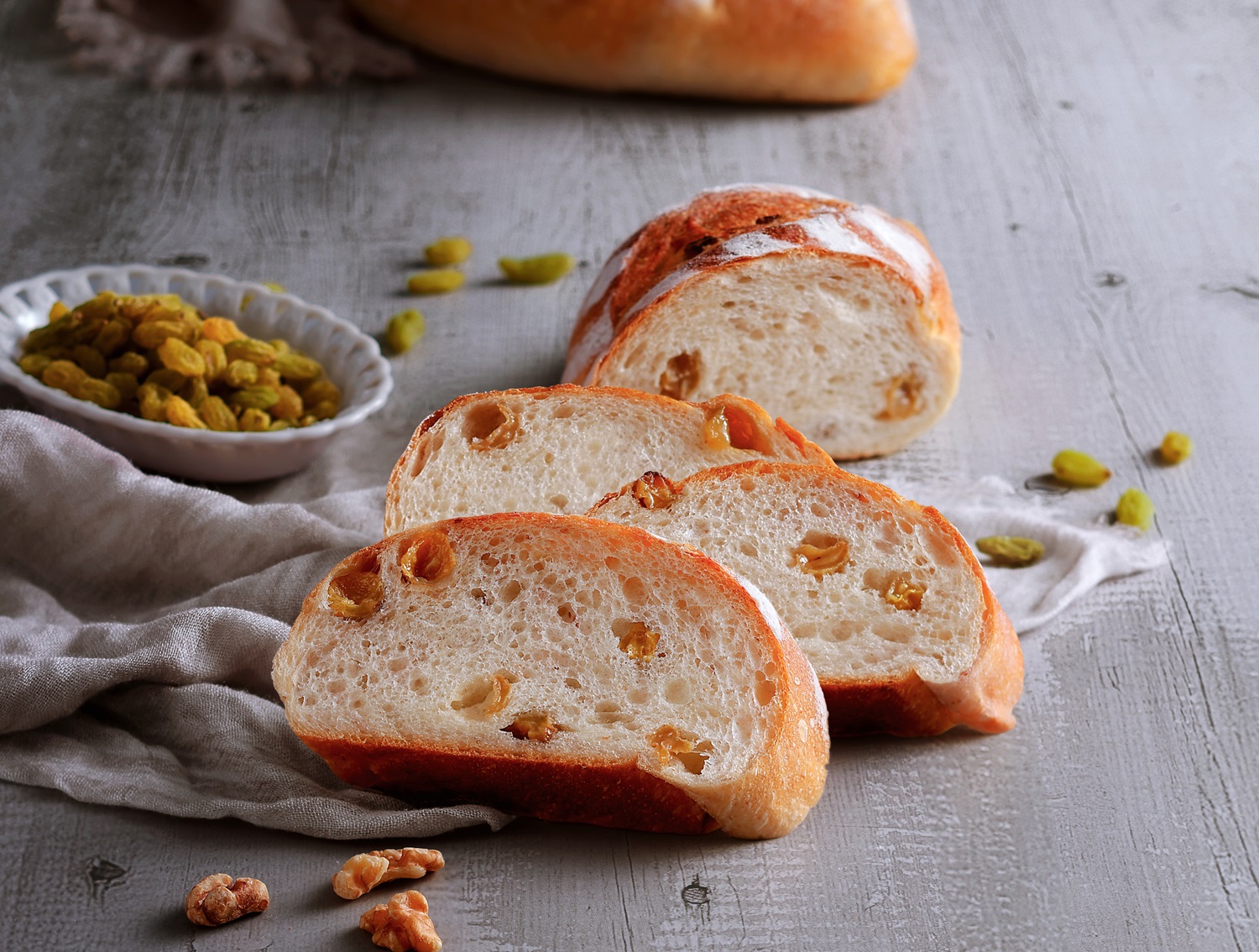 「石臼裸麥青提子：」切開能看到青提⼦果乾內餡，與香脆核桃的交織美味（圖：Bellopane貝洛邦）