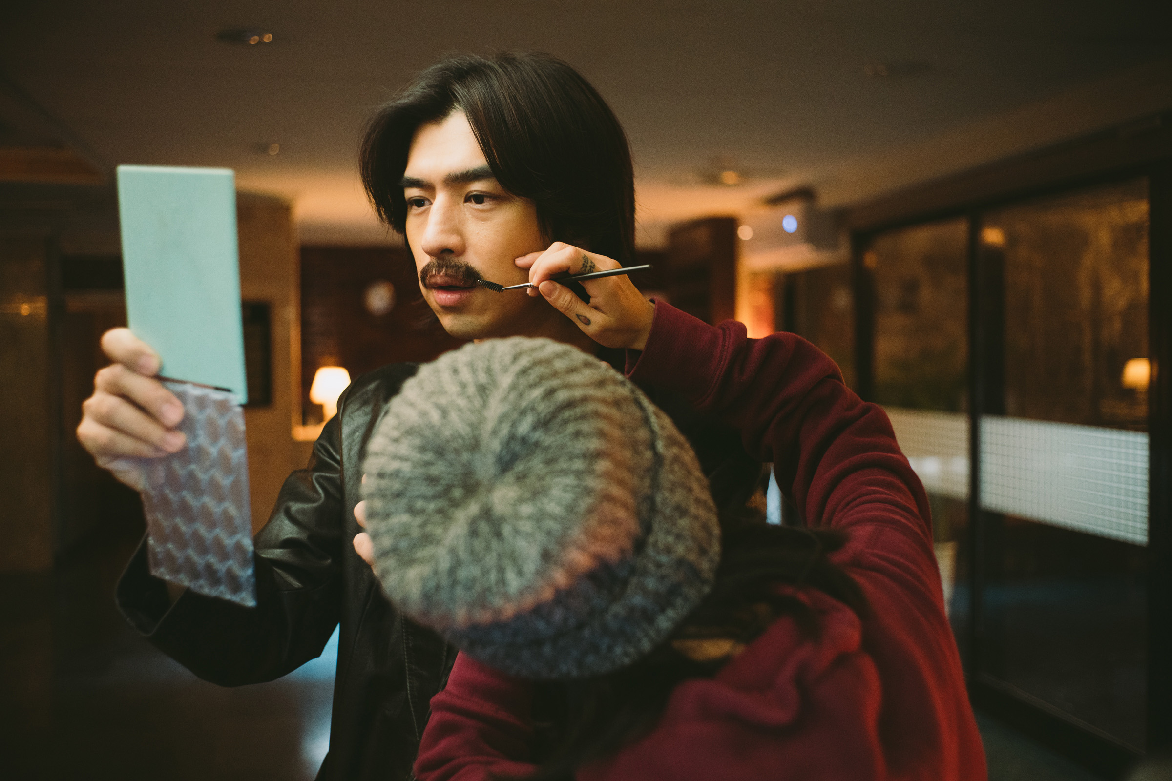 陳柏霖飾演厲鬼經紀人Makoto。（圖片來源：牽猴子 提供）