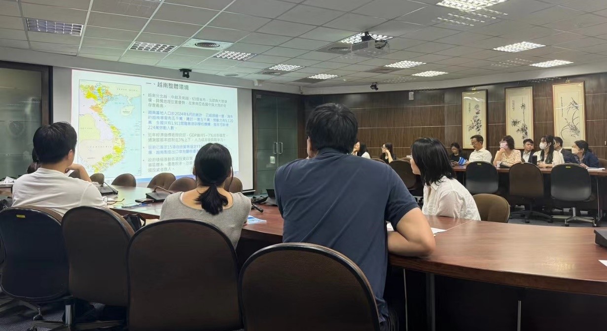 成功大學學生兼龍海國小優秀校友陳威全,期望通過科學營為龍海國小學弟妹帶來不同的體驗。(圖/海博教育文化協會提供)