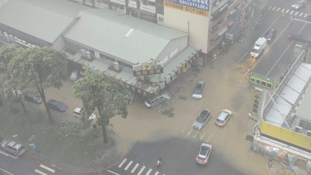 淹水後，民眾要趕緊清理恢復家園。（圖／高雄美食地圖粉專）