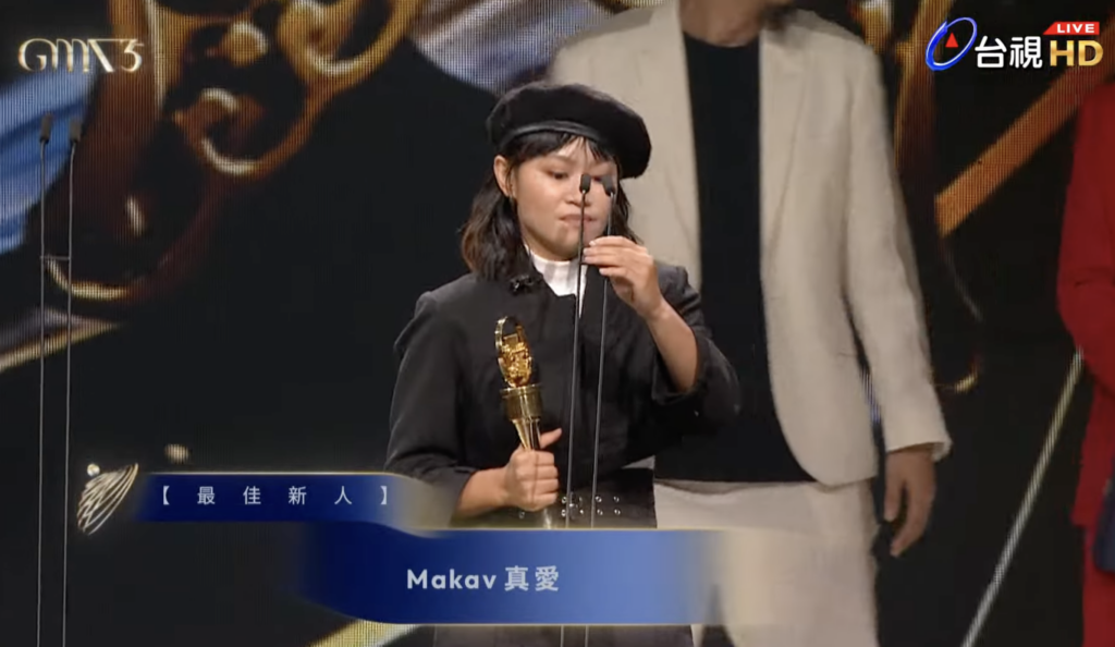 麥克風架的高度意外成了亮點。（圖／台視YouTube頻道截圖）