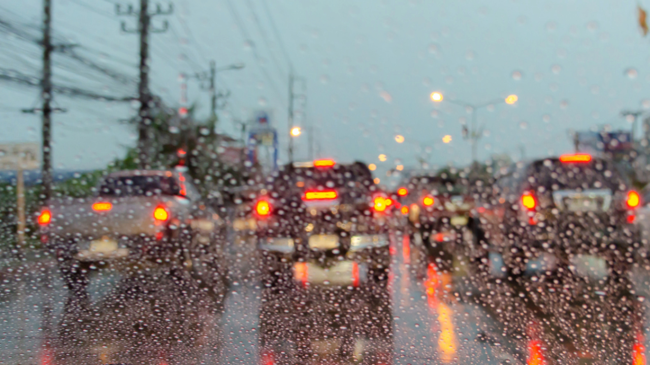 雨天開車要注意什麼？遇「水漂現象、車窗起霧」這樣做，2情況快靠邊停（圖：canva）