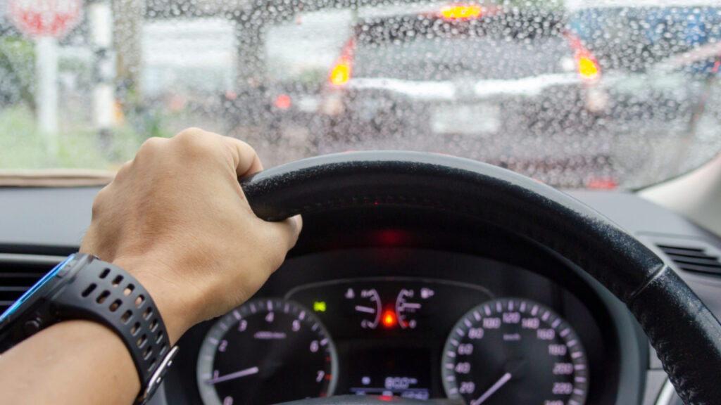 雨天開車要注意什麼？遇「水漂現象、車窗起霧」這樣做，2情況快靠邊停（圖：canva）