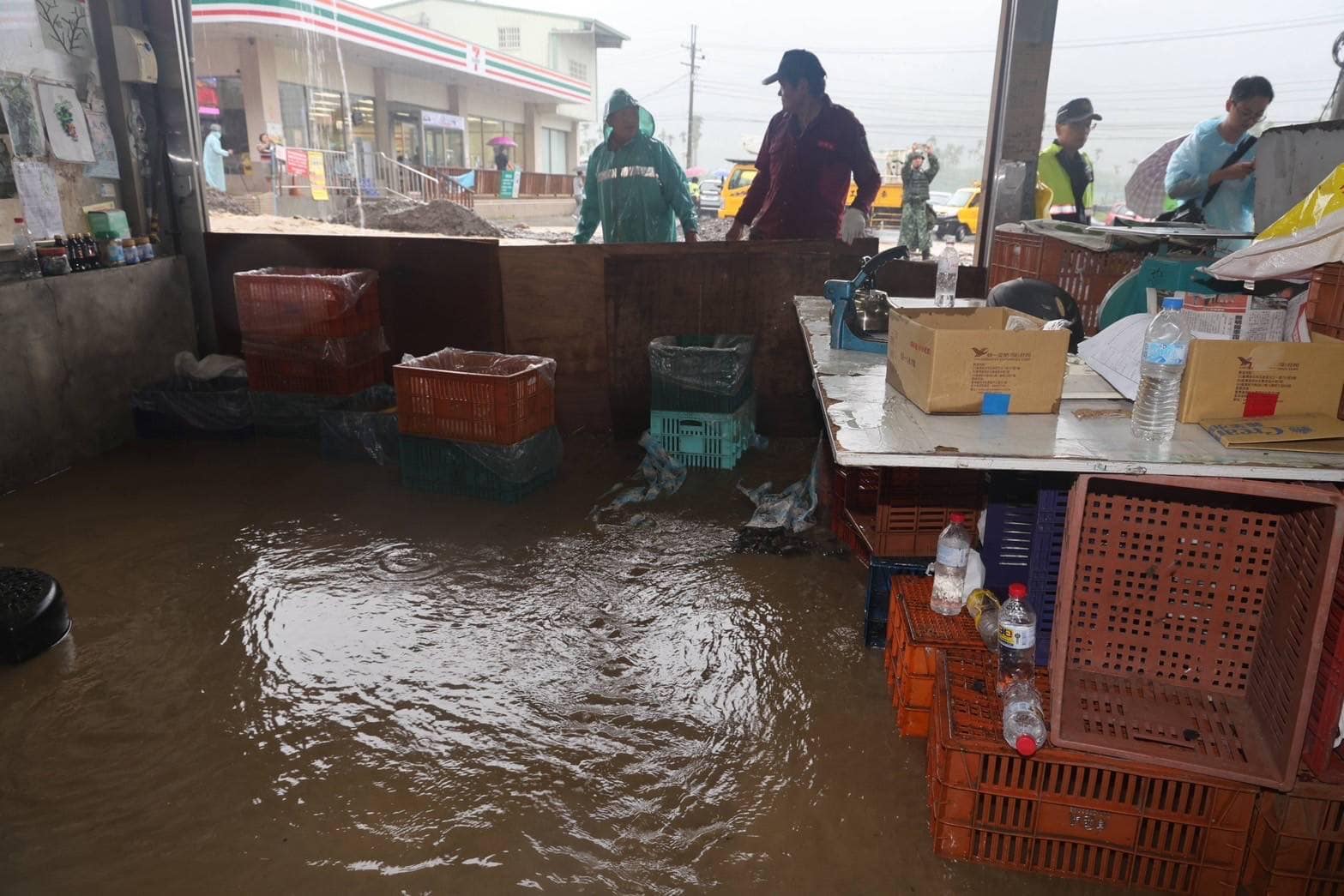 凱米颱風豪雨致災！南投淹水「每戶補助最高10萬」申請資格、金額整理（圖：截自許淑華臉書）