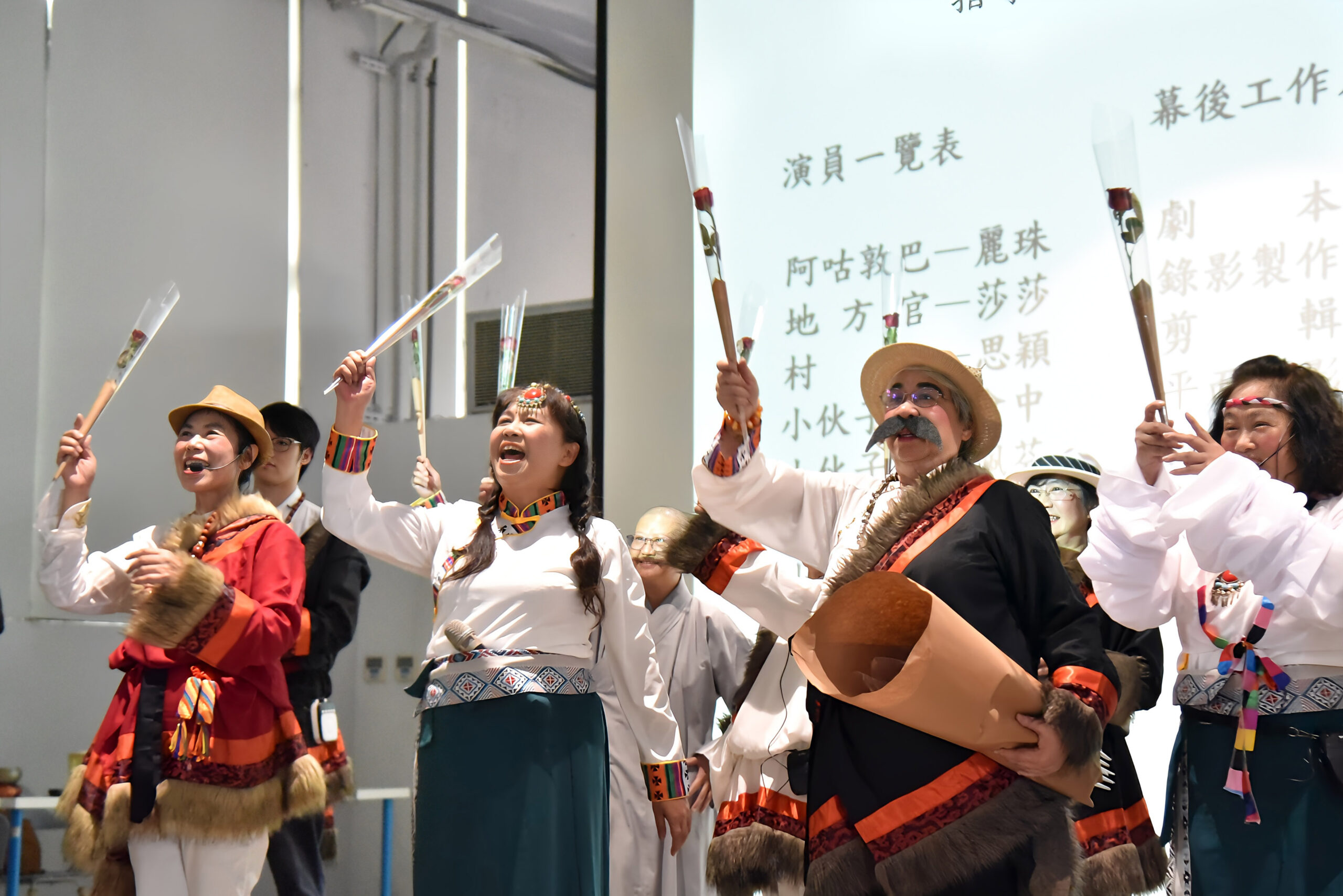 圖/華梵大學為壯世代學生圓滿人生夢想。圖為佛藝系戲劇公演。（華梵大學提供）