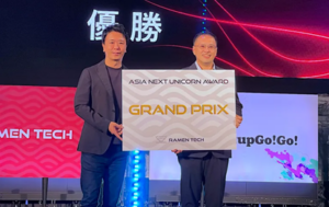 台灣新創「精拓生技 ( CancerFree Biotech )」在84家企業中脫穎而出，榮獲RAMEN TECH 「ASIA NEXT UNICORN AWARD」冠軍。圖左為福岡市 市長 高島宗一郎，圖右為精拓生技執行長 陳柏翰( Po Chen ) / 圖 精拓生技 提供