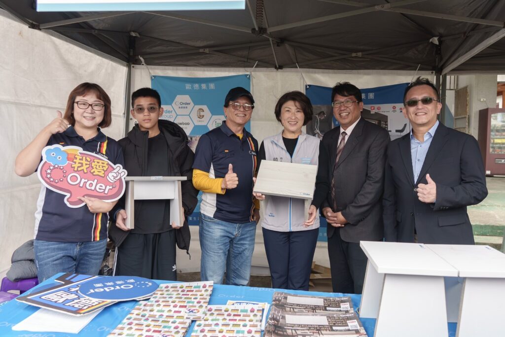 ▲圖/台東縣饒慶鈴縣長(圖中)親自探訪企業實作攤位，鼓勵國中學生探索技職發展。(台積電慈善基金會 提供)