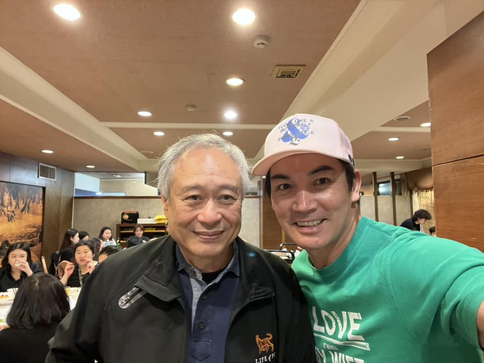 伊正（右）現在58歲的模樣。（圖片來源：伊正臉書）