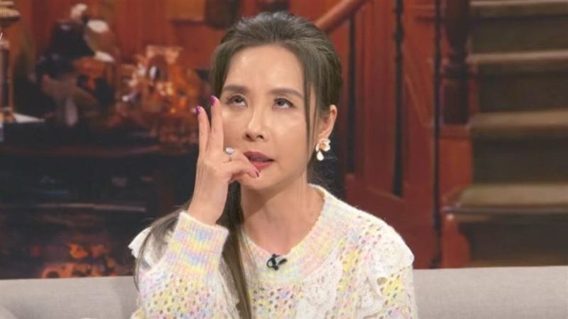 許聖梅在節目中爆料某一線女星是「假面甜心」。（圖／翻攝《娛樂頭版頭》YT）