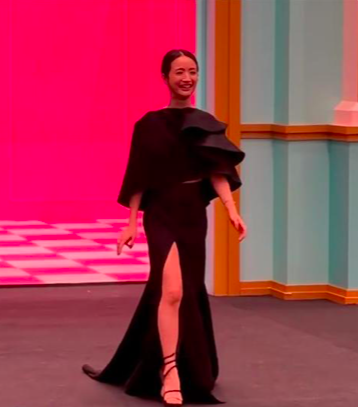 林依晨近日出席活動時，被網友發現她臉蛋大消風，也出現了皺紋。（圖：微博）