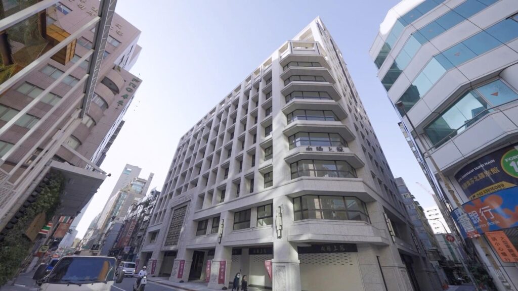 中正區門牌稀有成屋案「向陽上冠」，基地面積近500坪，外觀採用歐式建築風格，融合希臘羅馬列柱與挑高拱形門廊設計。(圖/土地婆麗娜提供)