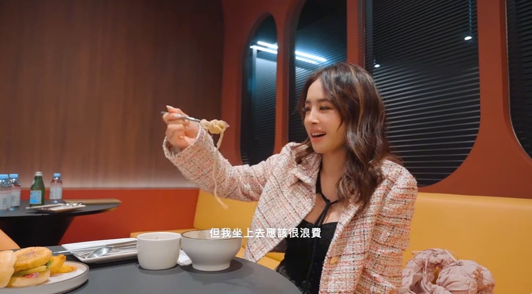 蔡依林調侃自己搭頭等艙太浪費。(圖片來源:蔡依林 Jolin Tsai YouTube)