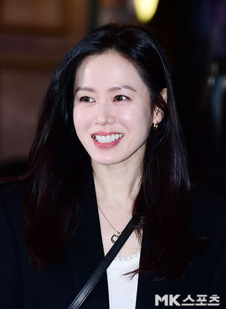 孫藝真現身為玄彬主演的新電影VIP試映會應援。(圖/翻攝自韓網)