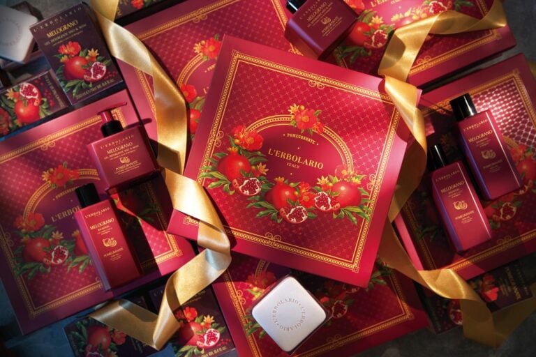 「紅石榴寶石禮盒」以紅石榴萃取物為核心,富含多酚與維生素,提供有效的抗氧化效果,幫助延緩肌膚老化,讓肌膚綻放如紅寶石般的耀眼光彩。(圖:品牌提供)