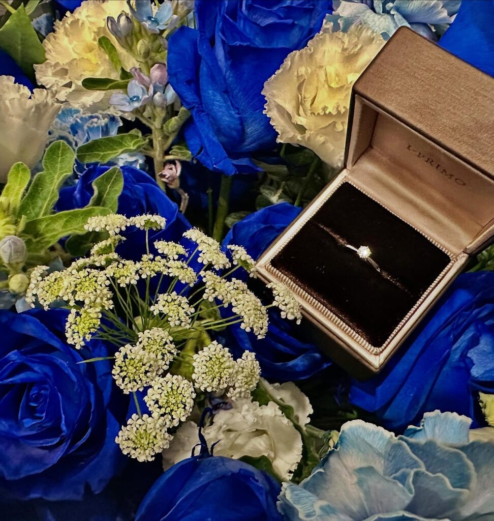 簡嘉芸男友拿出戒指及一束花求婚。（圖：簡嘉芸Threads）