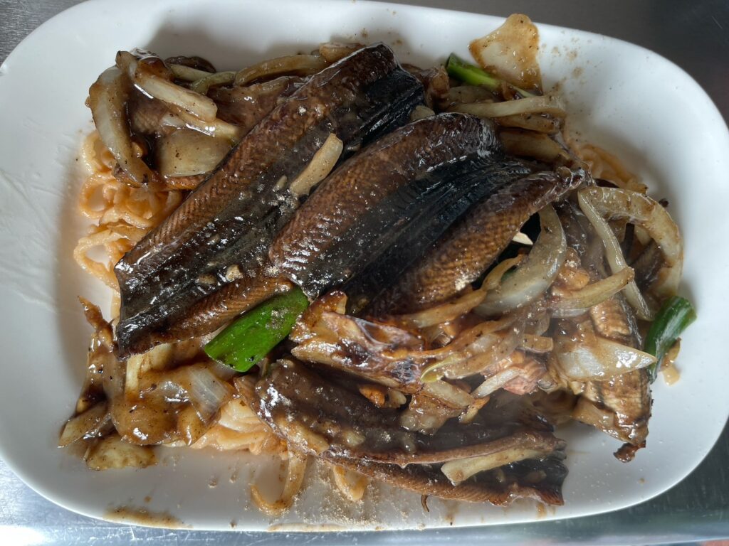 進福炒鱔魚的乾炒鱔魚意麵。（圖／姊妹淘）