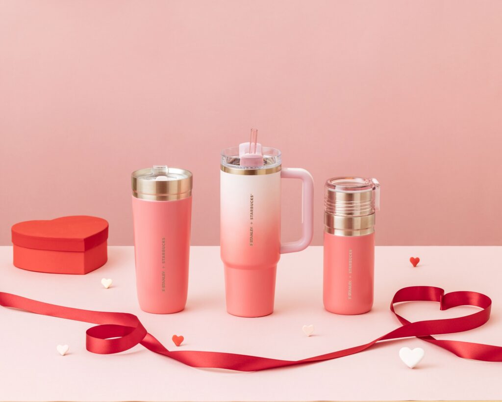 STANLEY不鏽鋼把手TOGO冷水杯和不鏽鋼杯款。(圖/星巴克)