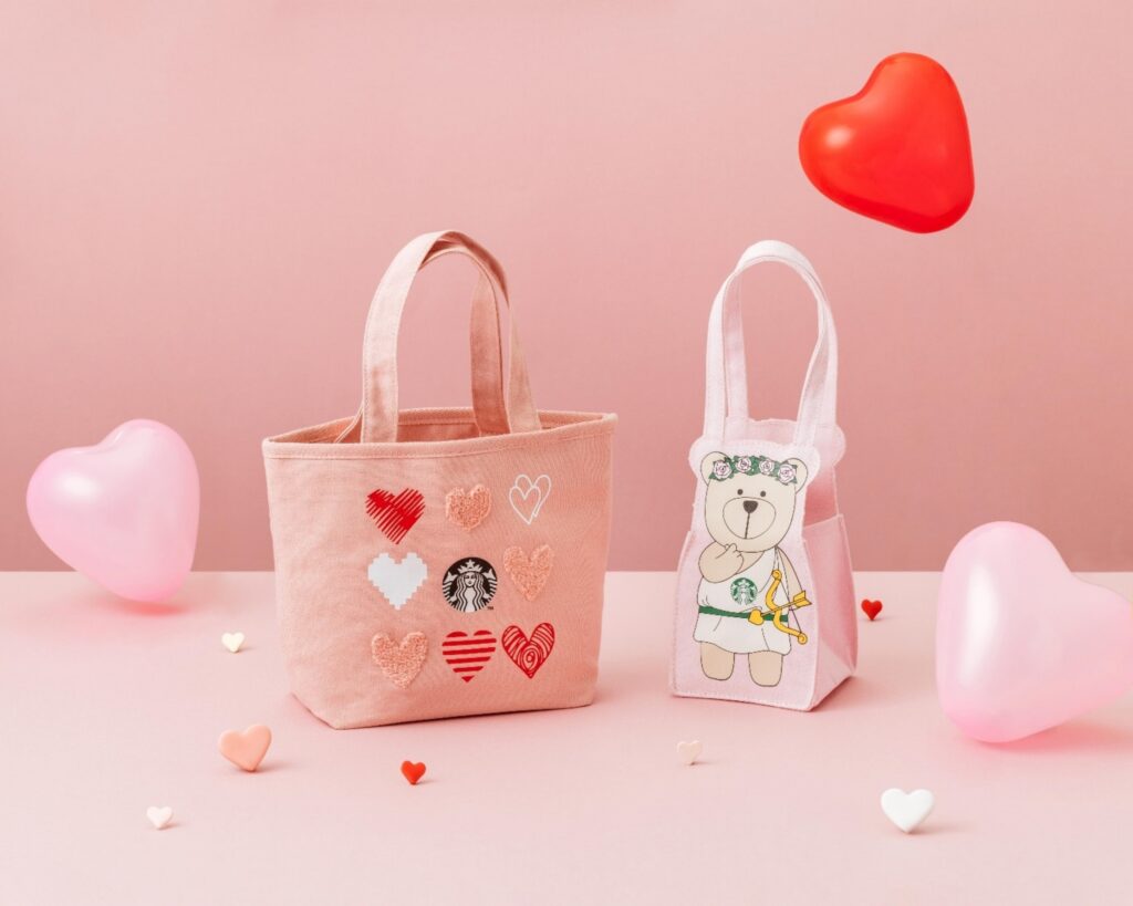 粉立體繡花雙杯隨行杯袋(左);小熊邱比特隨行杯袋(右)。(圖/星巴克)