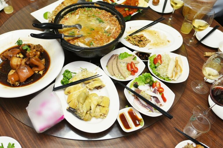 夫妻倆某年除夕回婆家吃團圓飯塞車晚到，結果全家人卻早已吃飽。（示意圖：Pixabay）