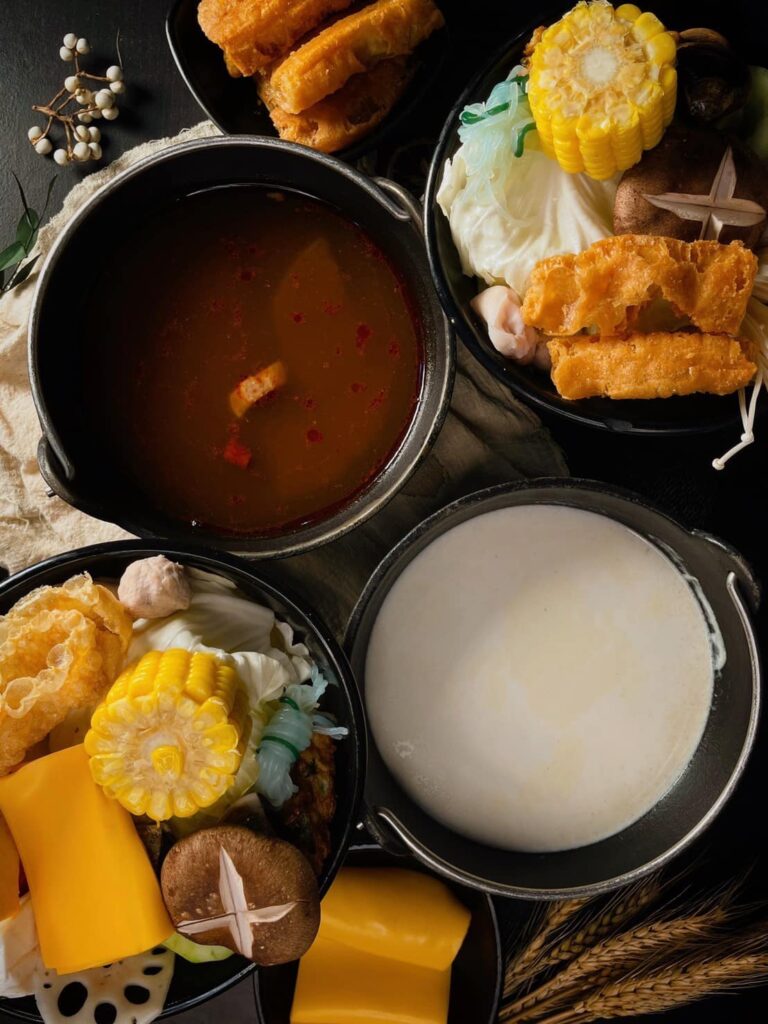 惹鍋各種湯底都濃郁又有料。（圖／惹鍋）